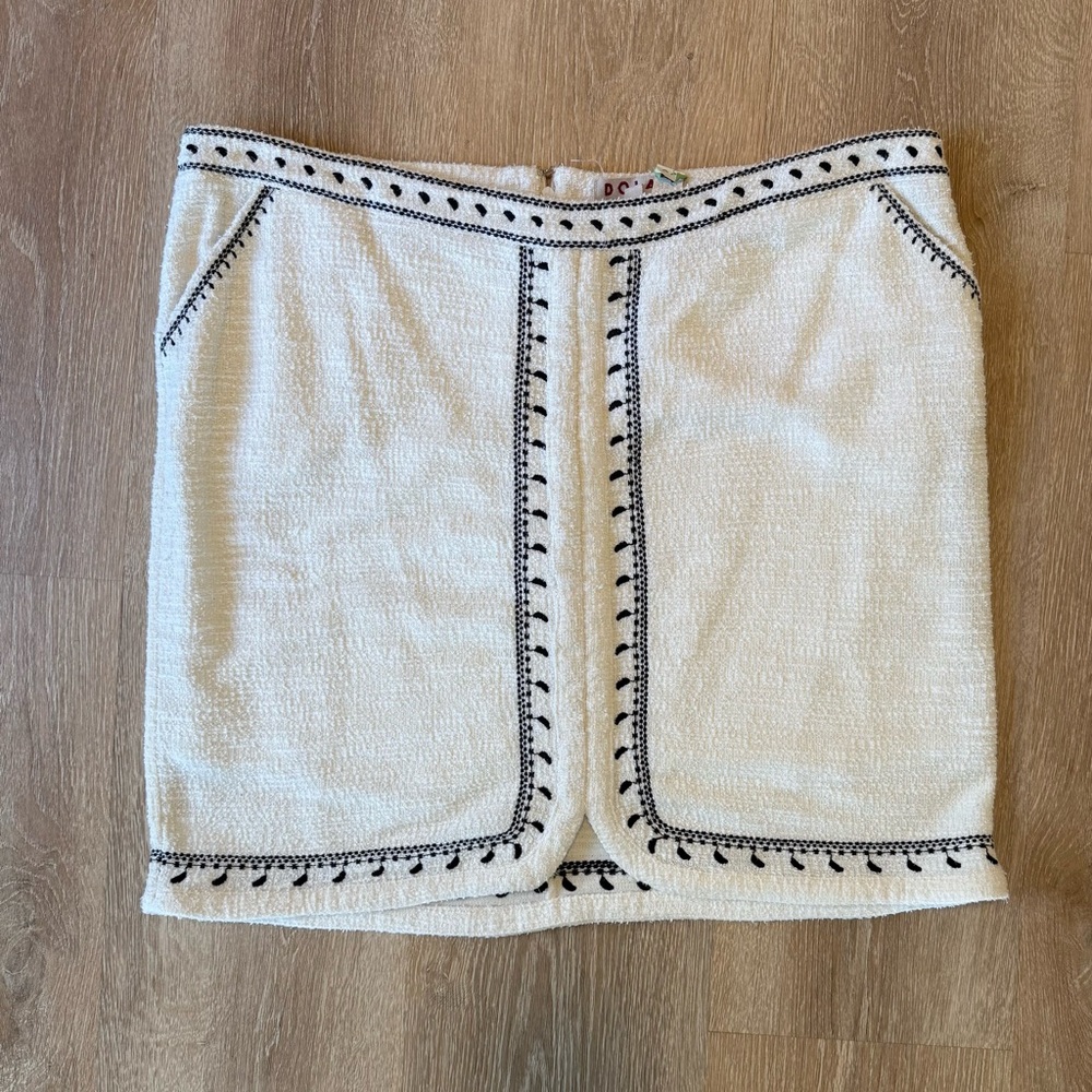 Elegant Dolan Cream Skirt with Embroidered Detailing